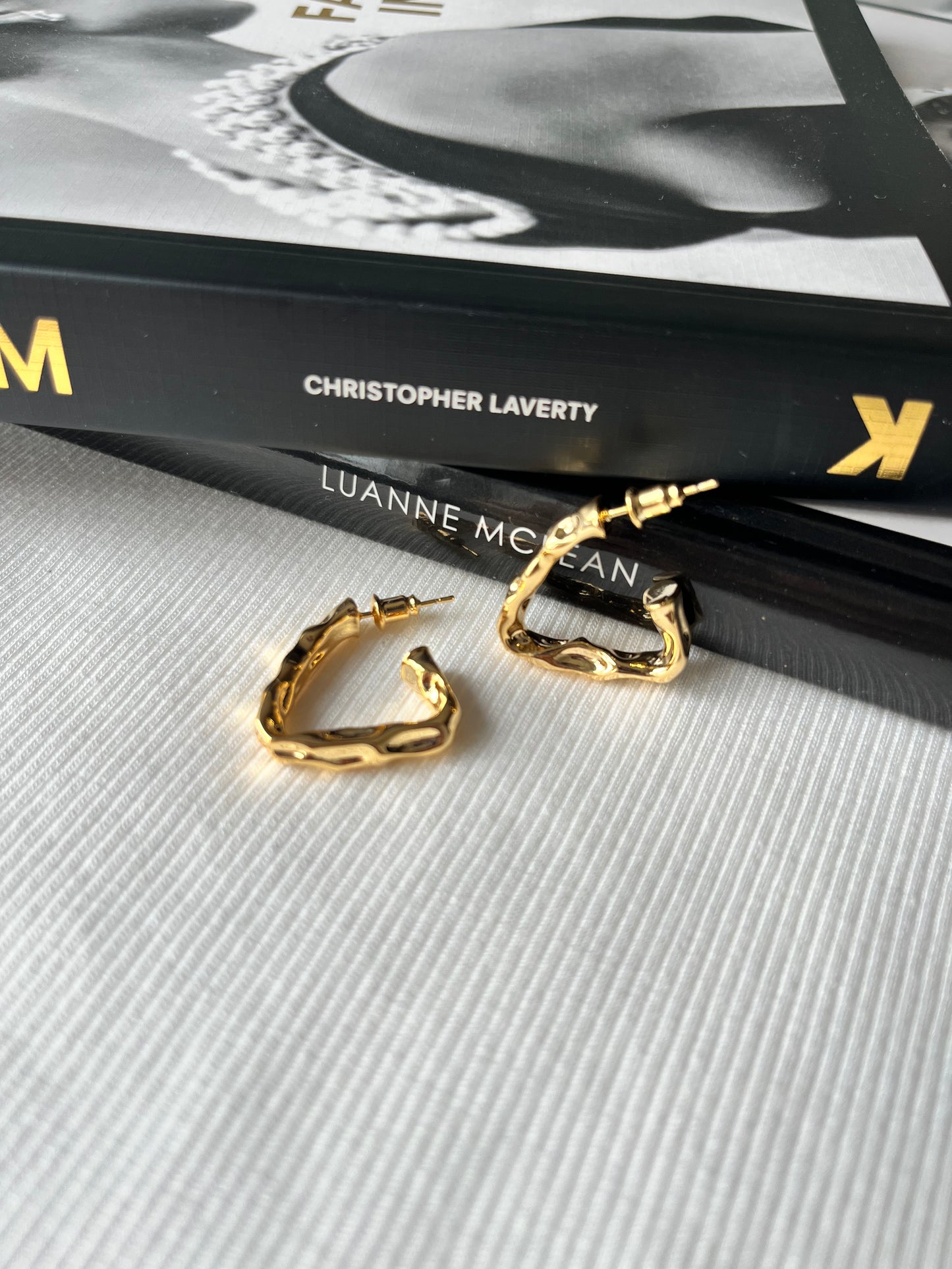 Nerūdinačio plieno, trikampio formos, aukso spalvos, modernūs auskarai.