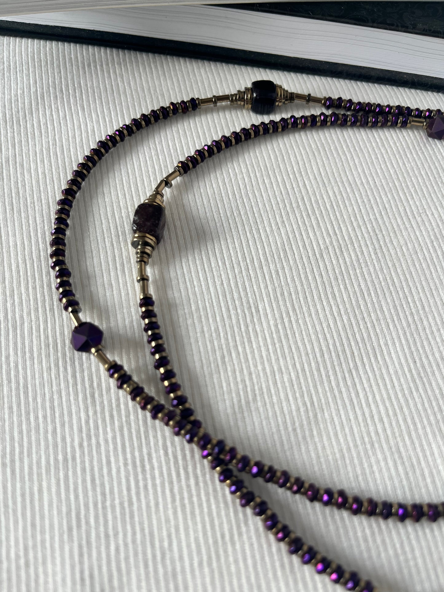 Vėrinys iš hematito VIOLETINIS | ilgas