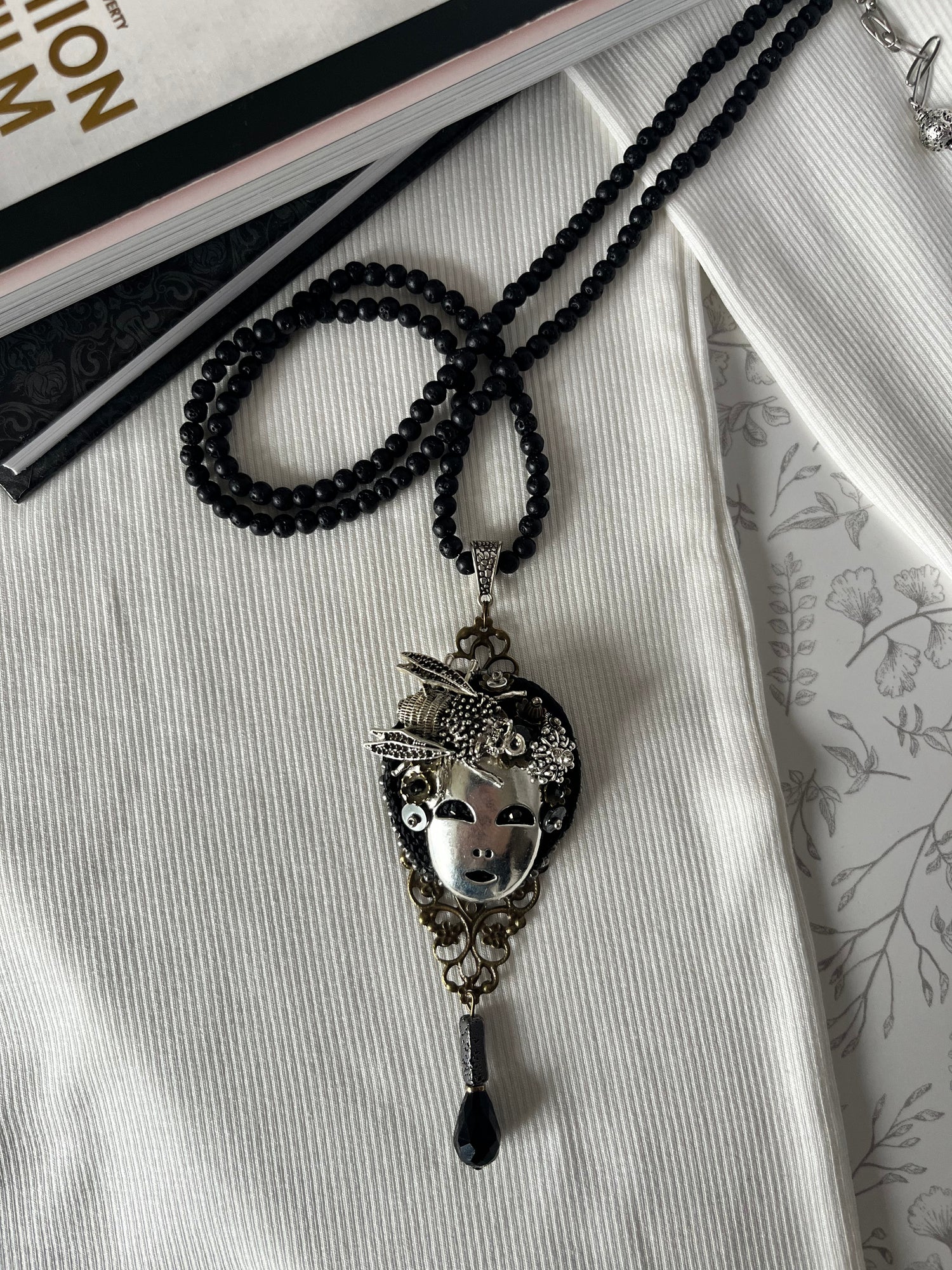 Vienetinis rankų darbo pakabukas su veido motyvais