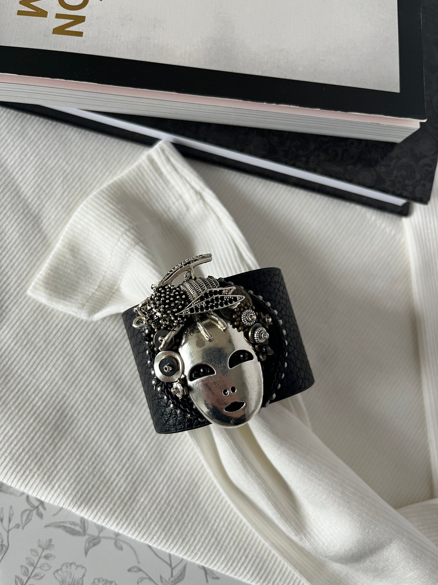 Vienetinė rankų darbo apyrankė VEIDAS - Ritos menė