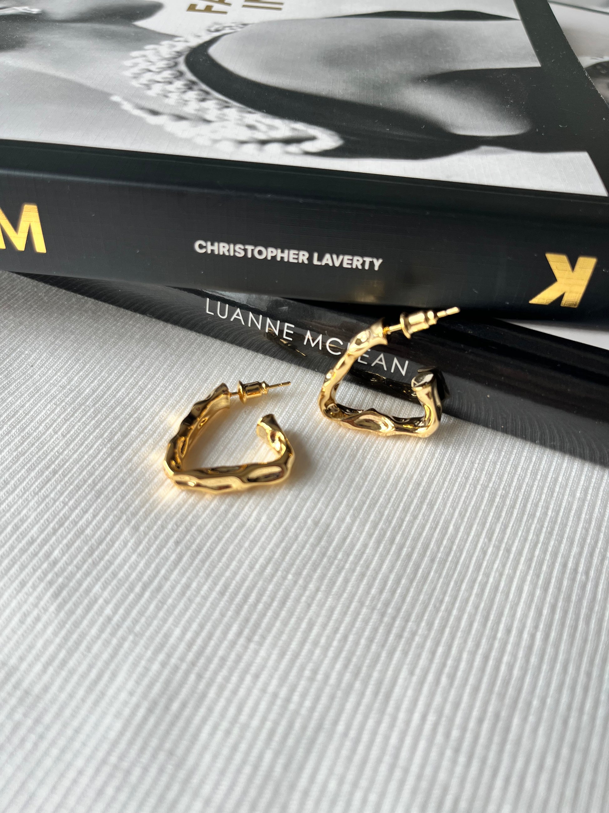 Nerūdinačio plieno, trikampio formos, aukso spalvos, modernūs auskarai.