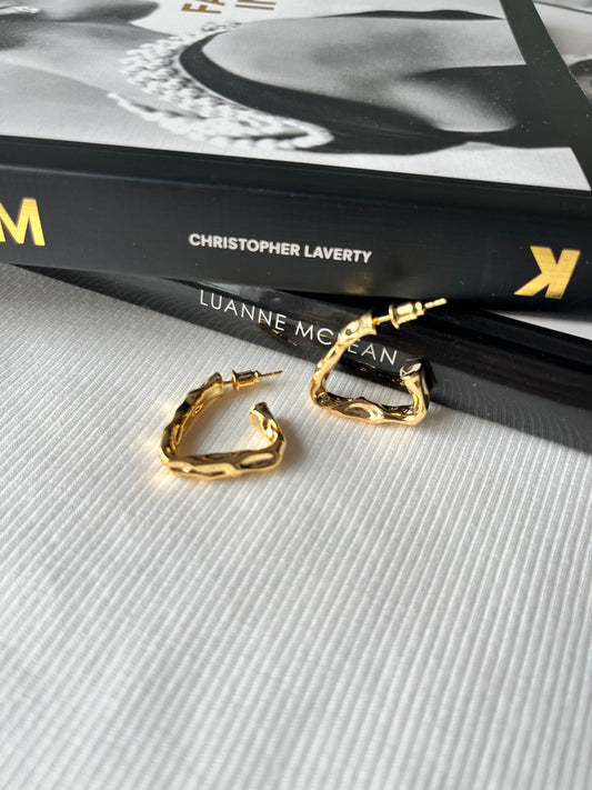 Nerūdinačio plieno, trikampio formos, aukso spalvos, modernūs auskarai.