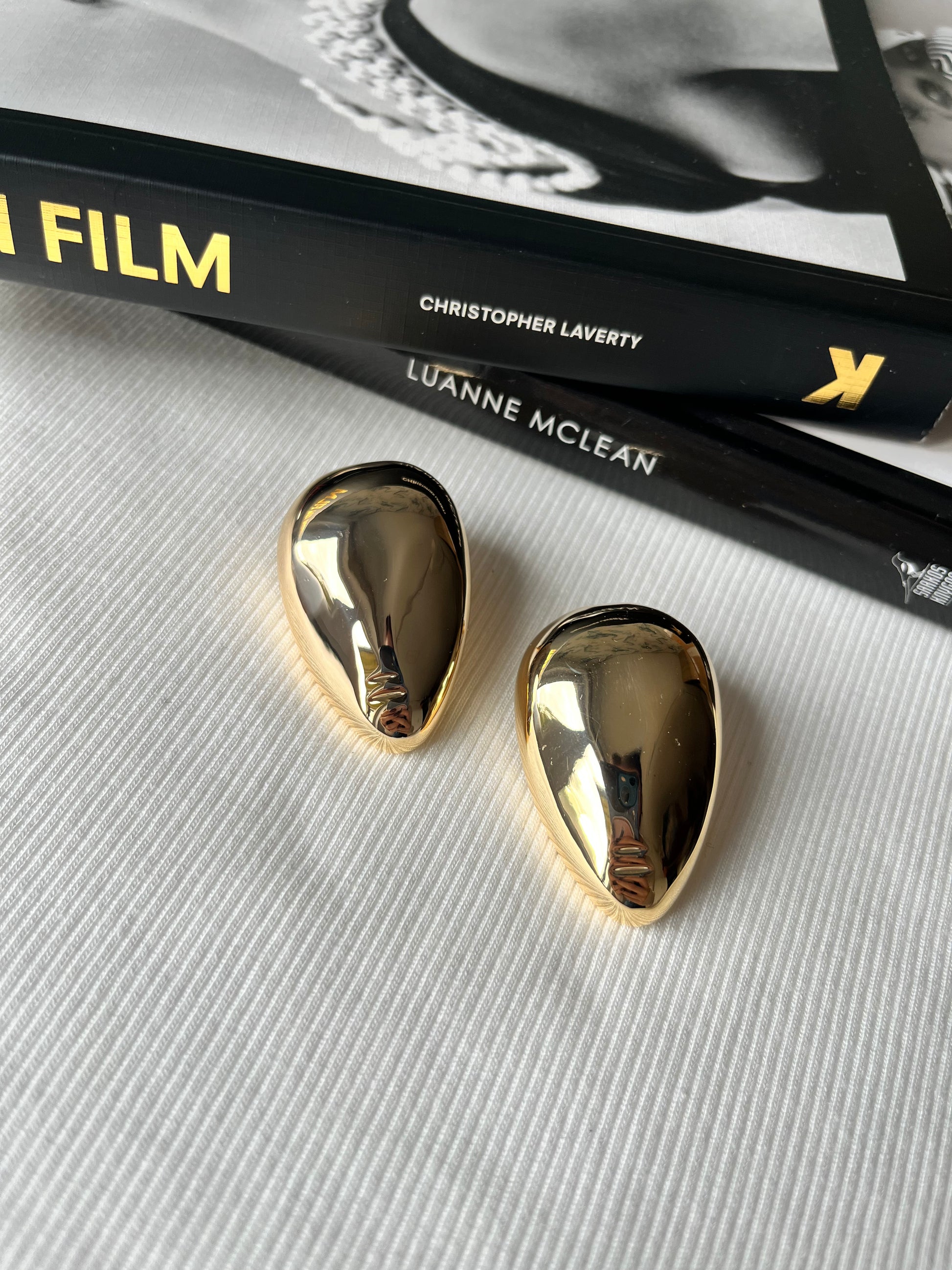 Nerūdijančio plieno, aukso spalvos, veido formos auskarai.