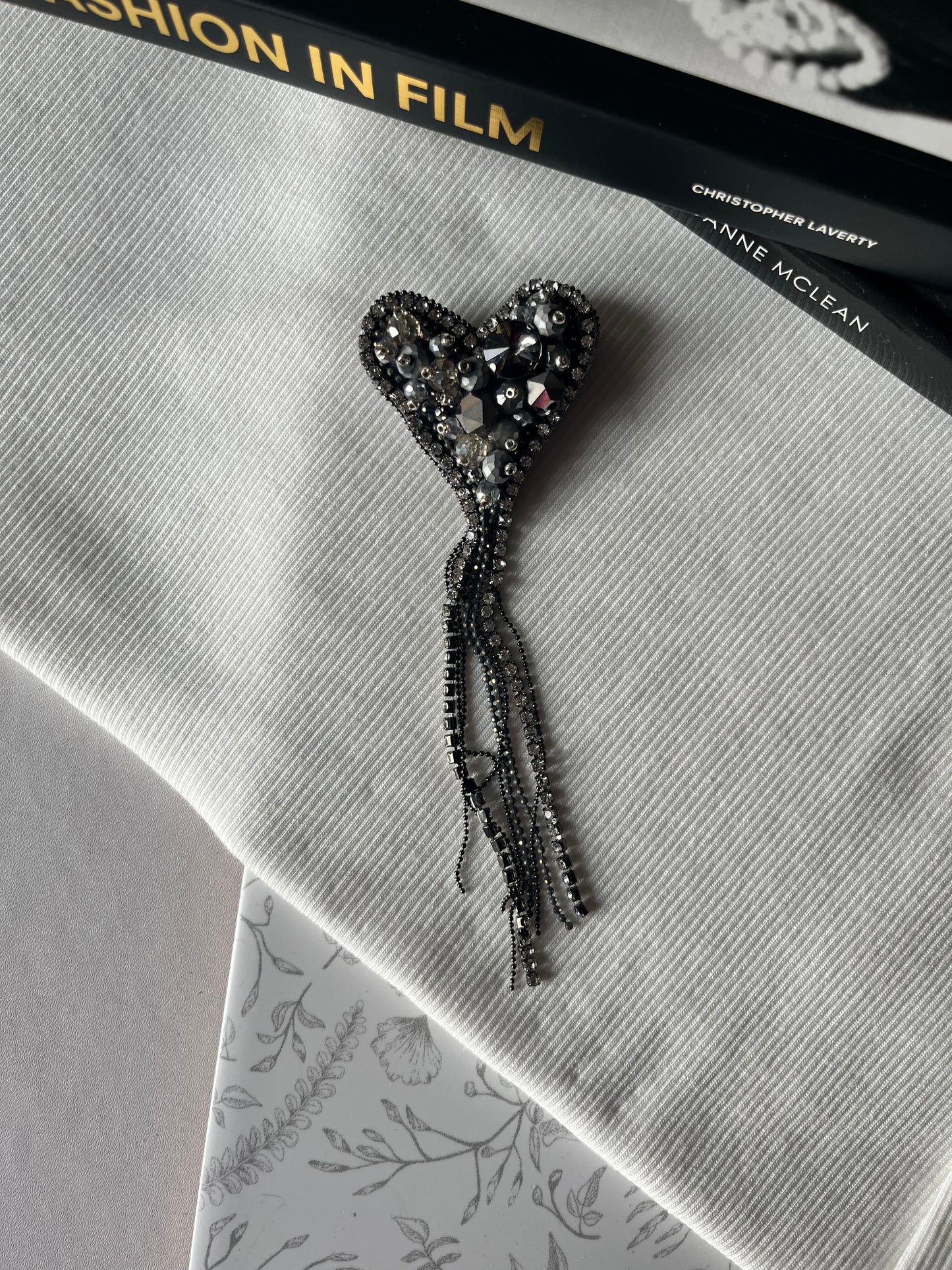 Rankų darbo vienetinė, pikos spalvos sagė.