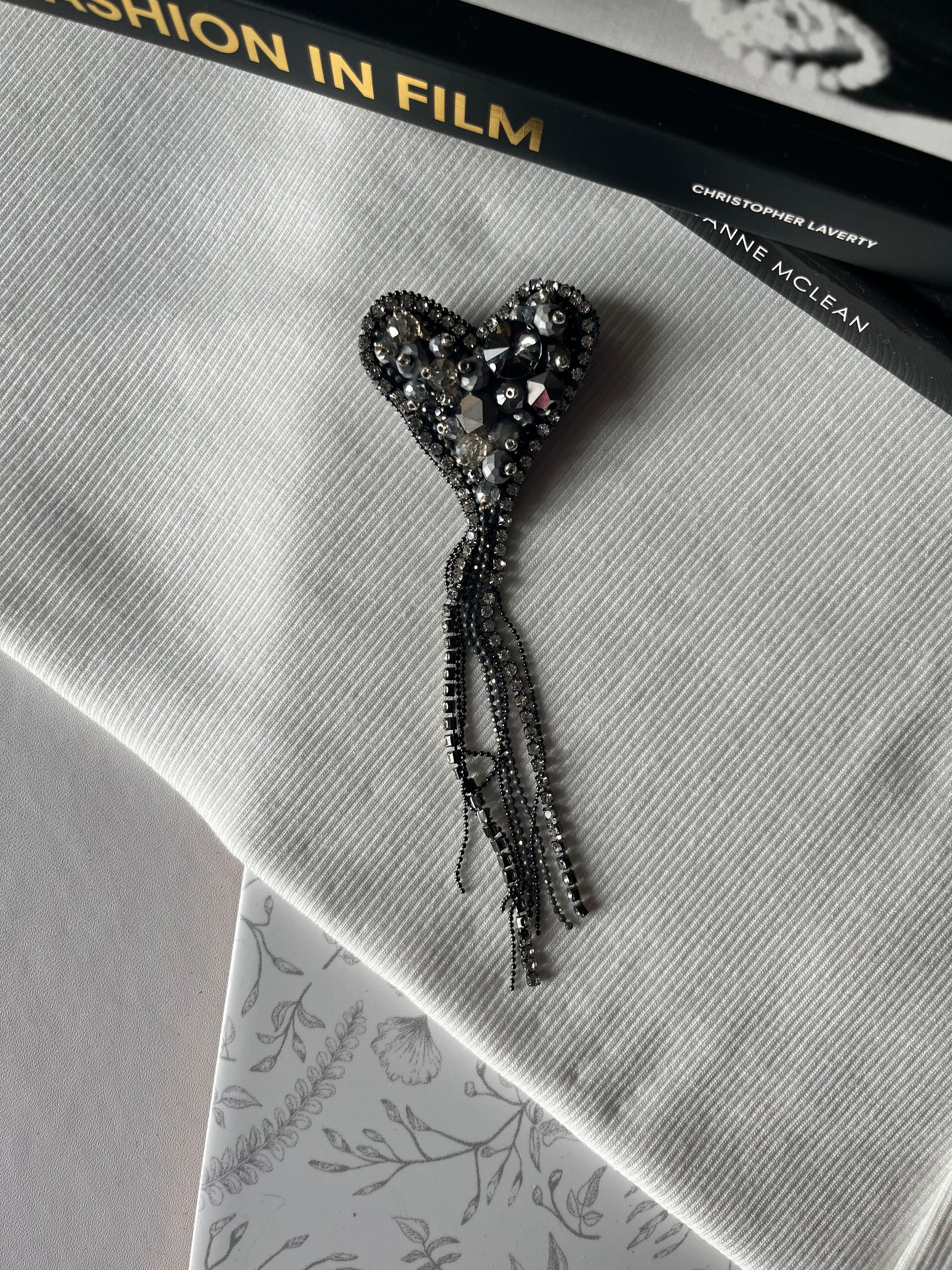 Rankų darbo vienetinė, pikos spalvos sagė.