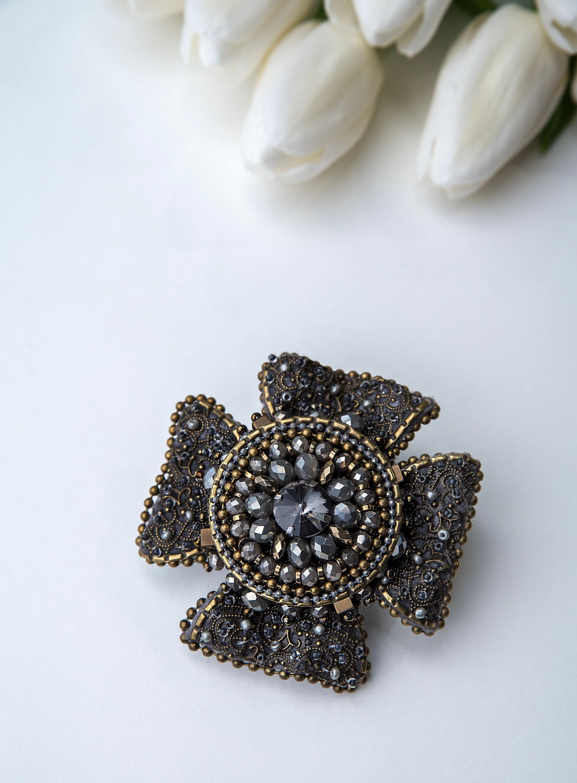 Rankų darbo autorinė sagė ORDINAS pilkos spalvos