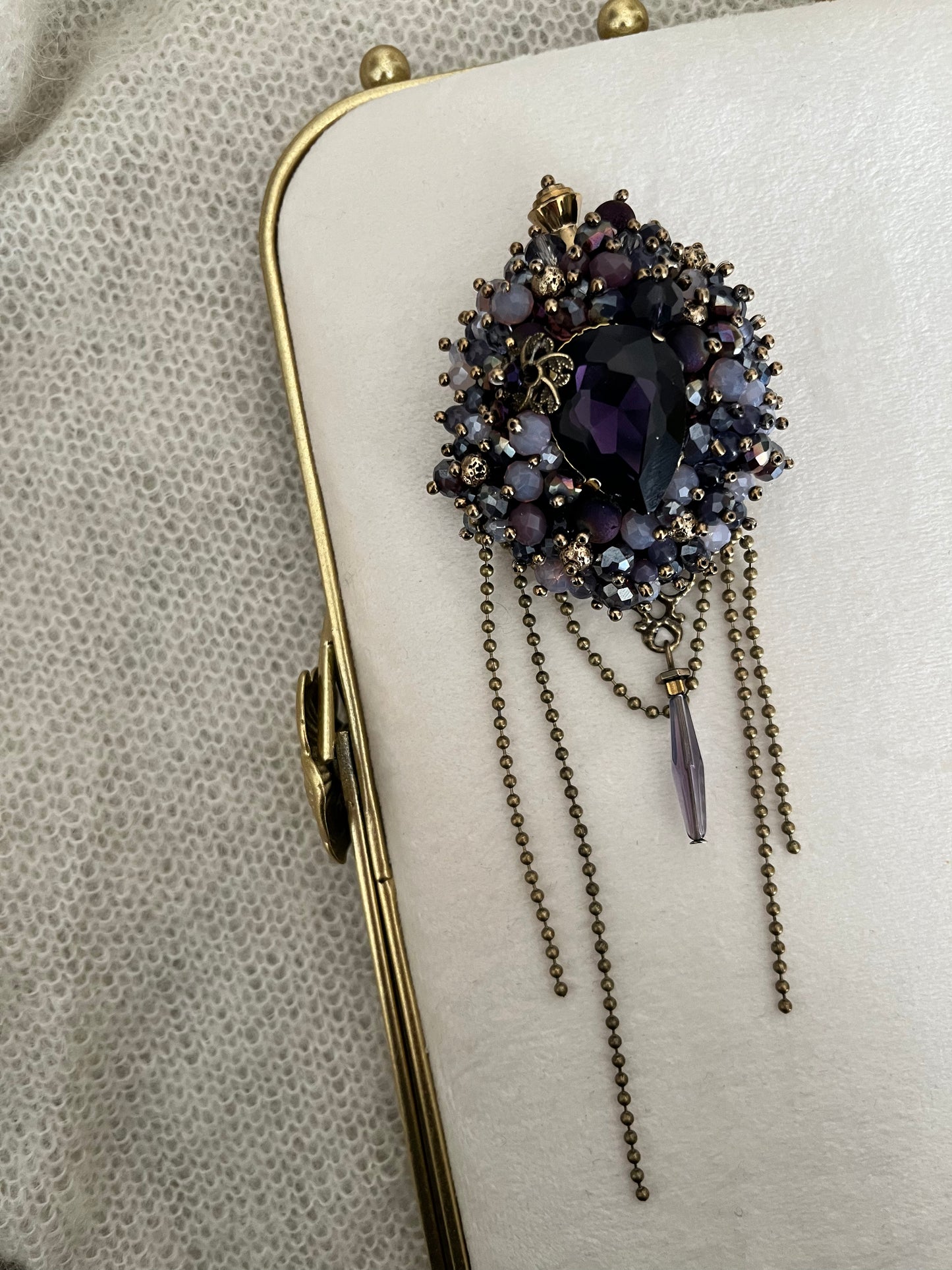 Sagė BOHEMA | violetinės spalvos autorinis rankų darbo papuošalas