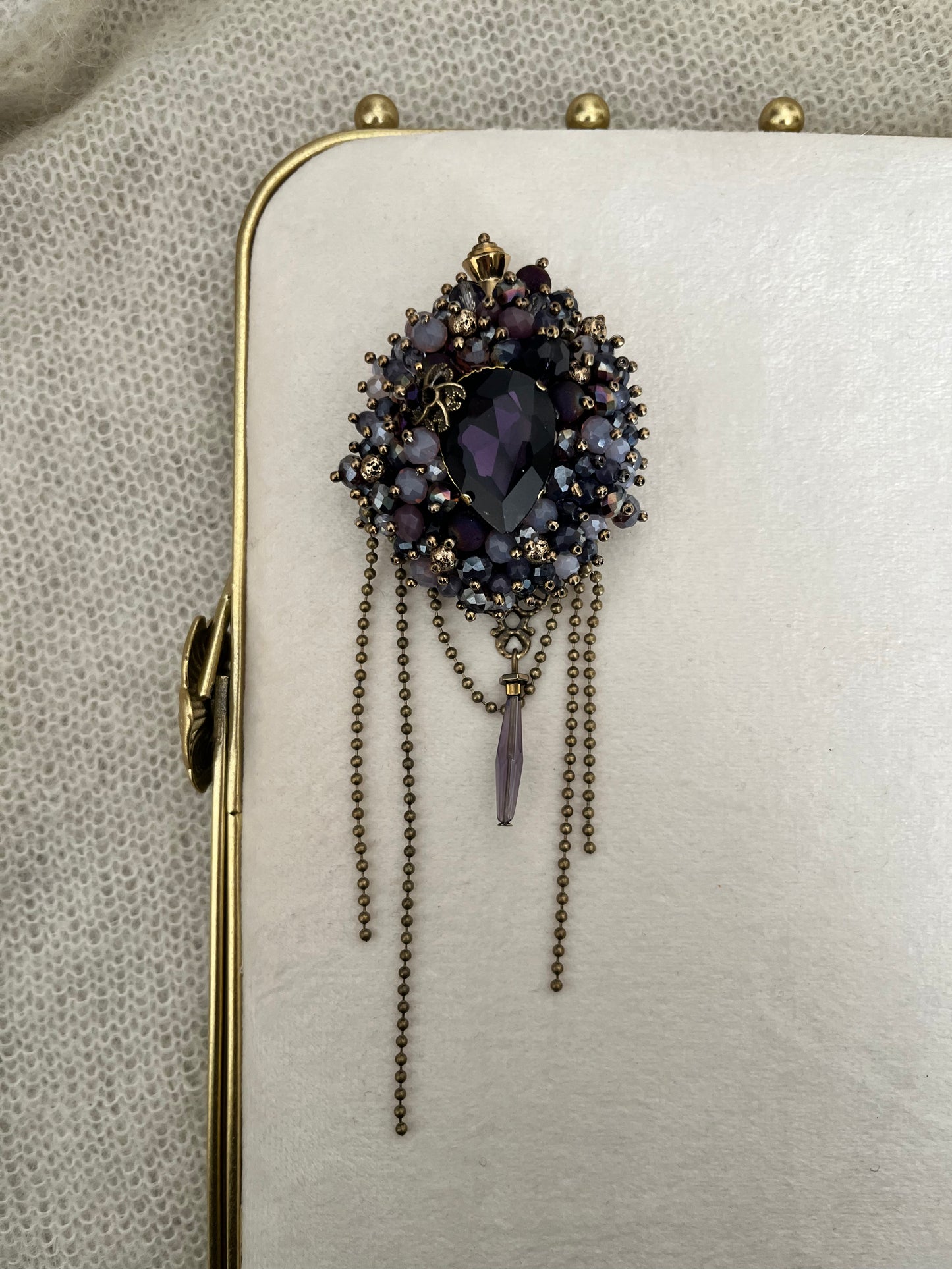 Sagė BOHEMA | violetinės spalvos autorinis rankų darbo papuošalas