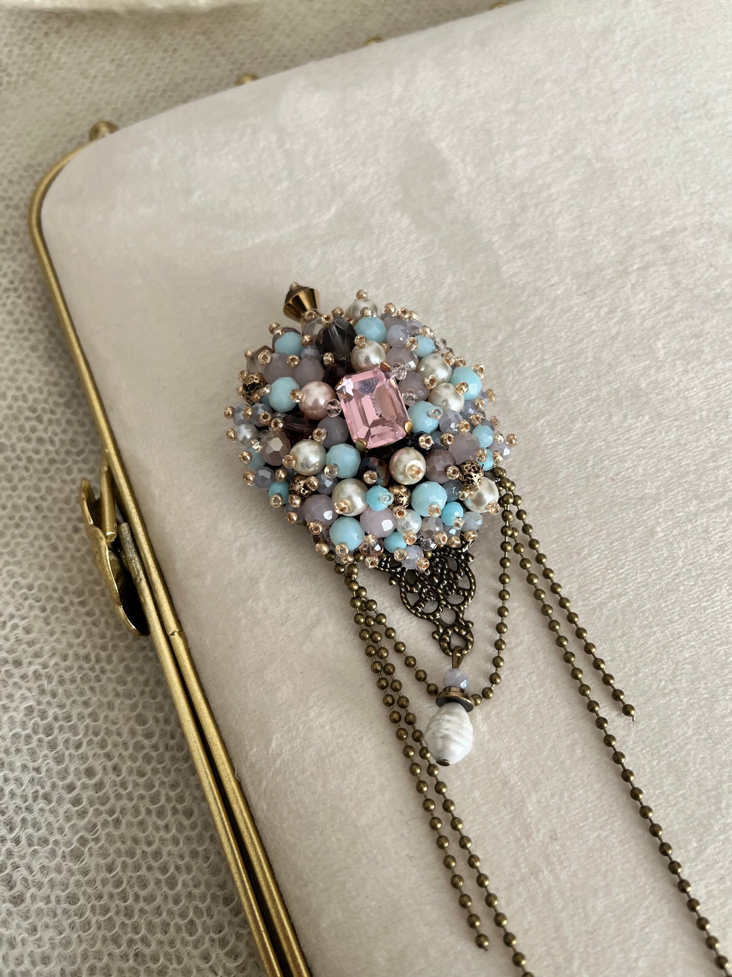 Išskirtinė rankų darbo sagė BOHEMA rožinės spalvos - Ritos menė Nr.2